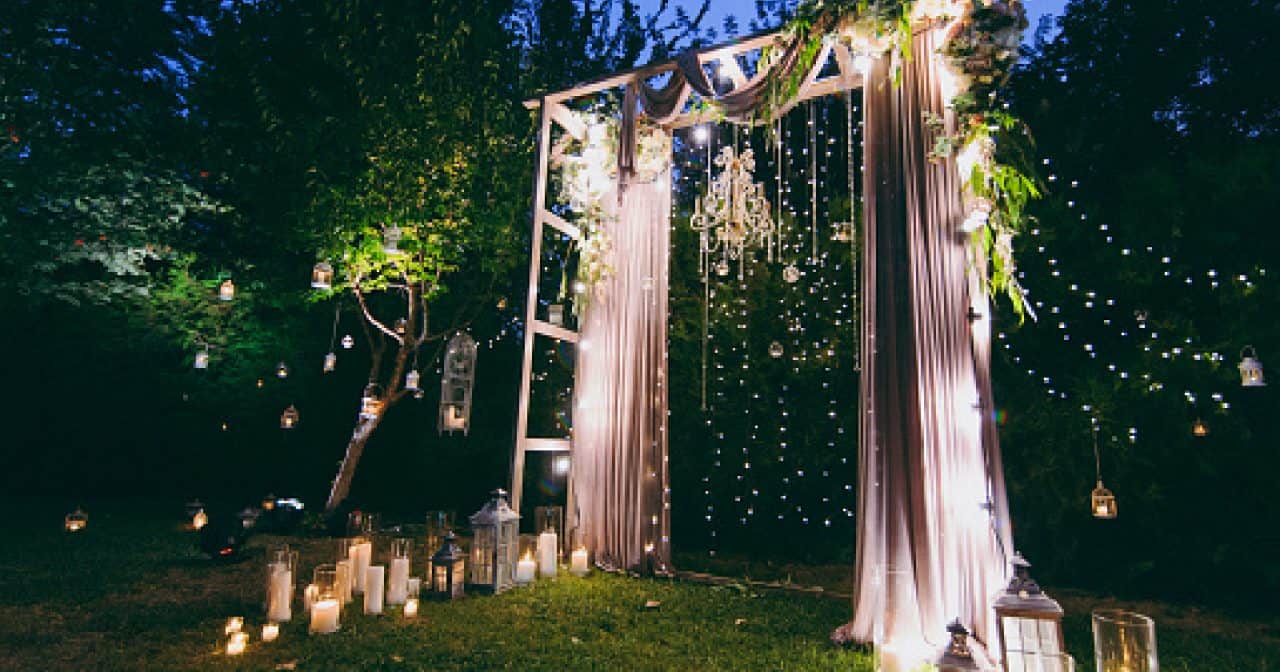 How to Buy or DIY Marvelous Portable Arches for Your Wedding