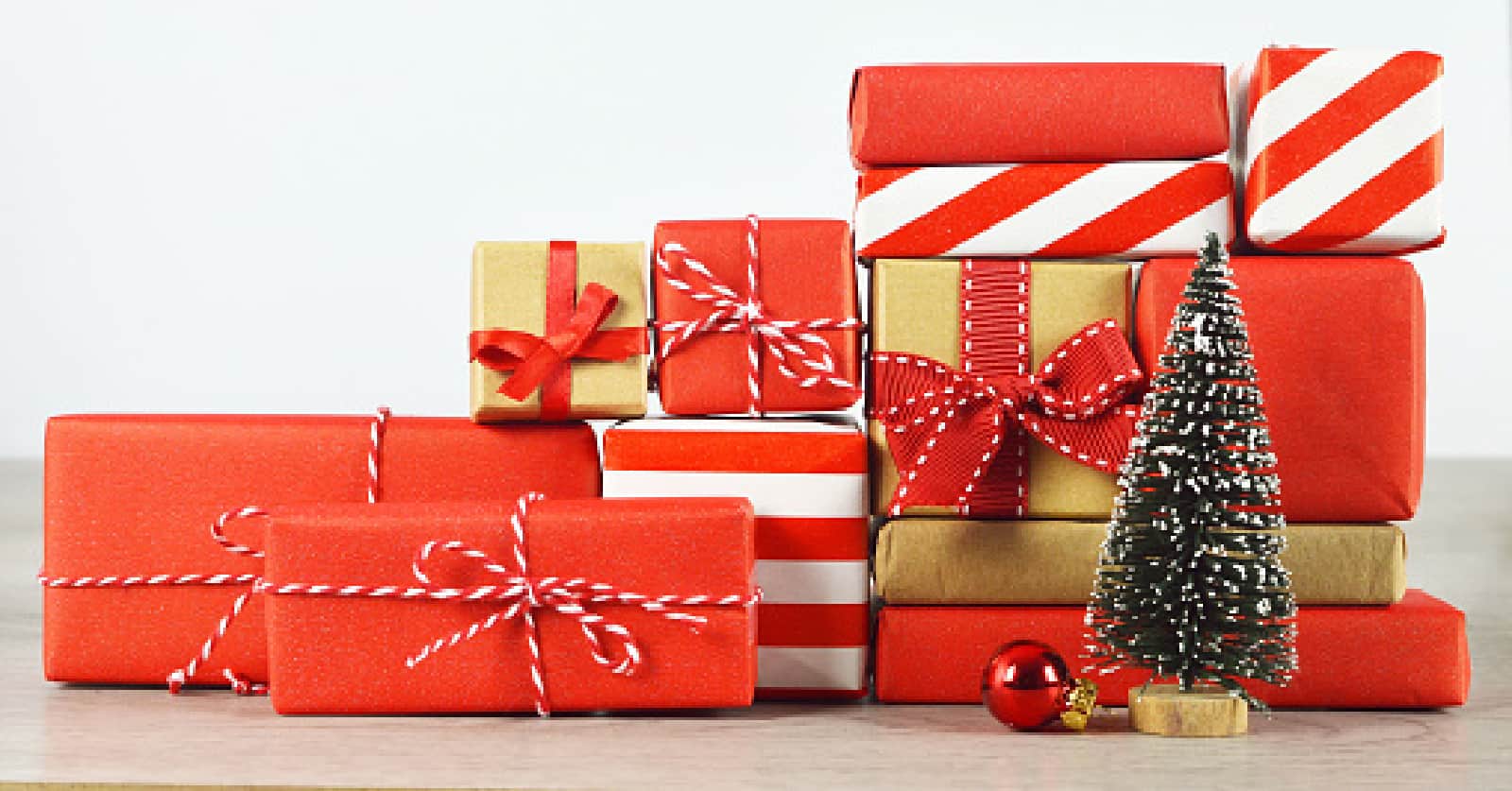 10 Outstanding Christmas Wedding Gifts for Two Grooms