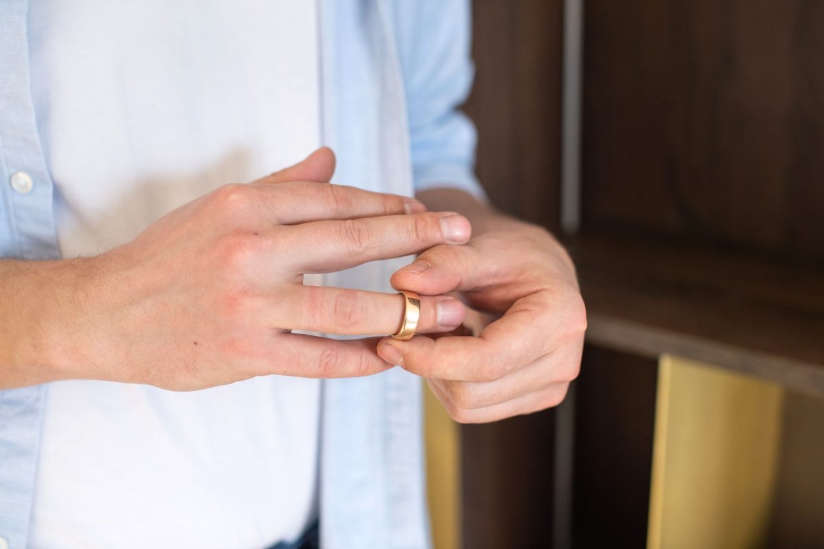 Husband Won’t Wear Wedding Ring: Possible Reasons and Solutions | Ruang Guru